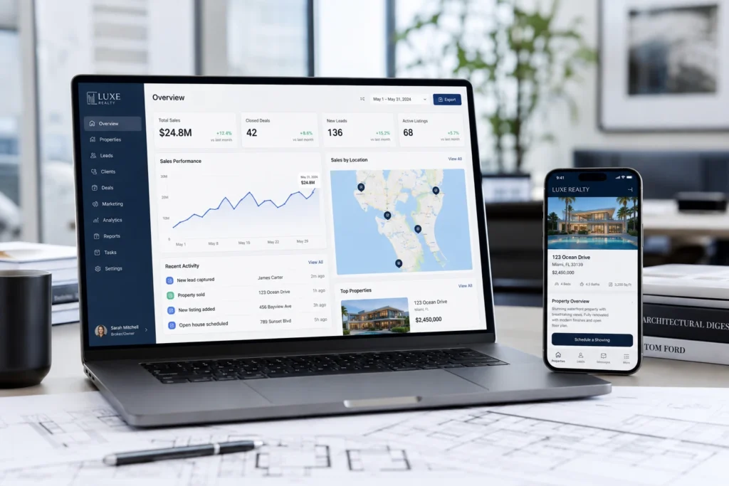 Ordinateur et smartphone affichant un tableau de bord immobilier connecté dans un bureau moderne